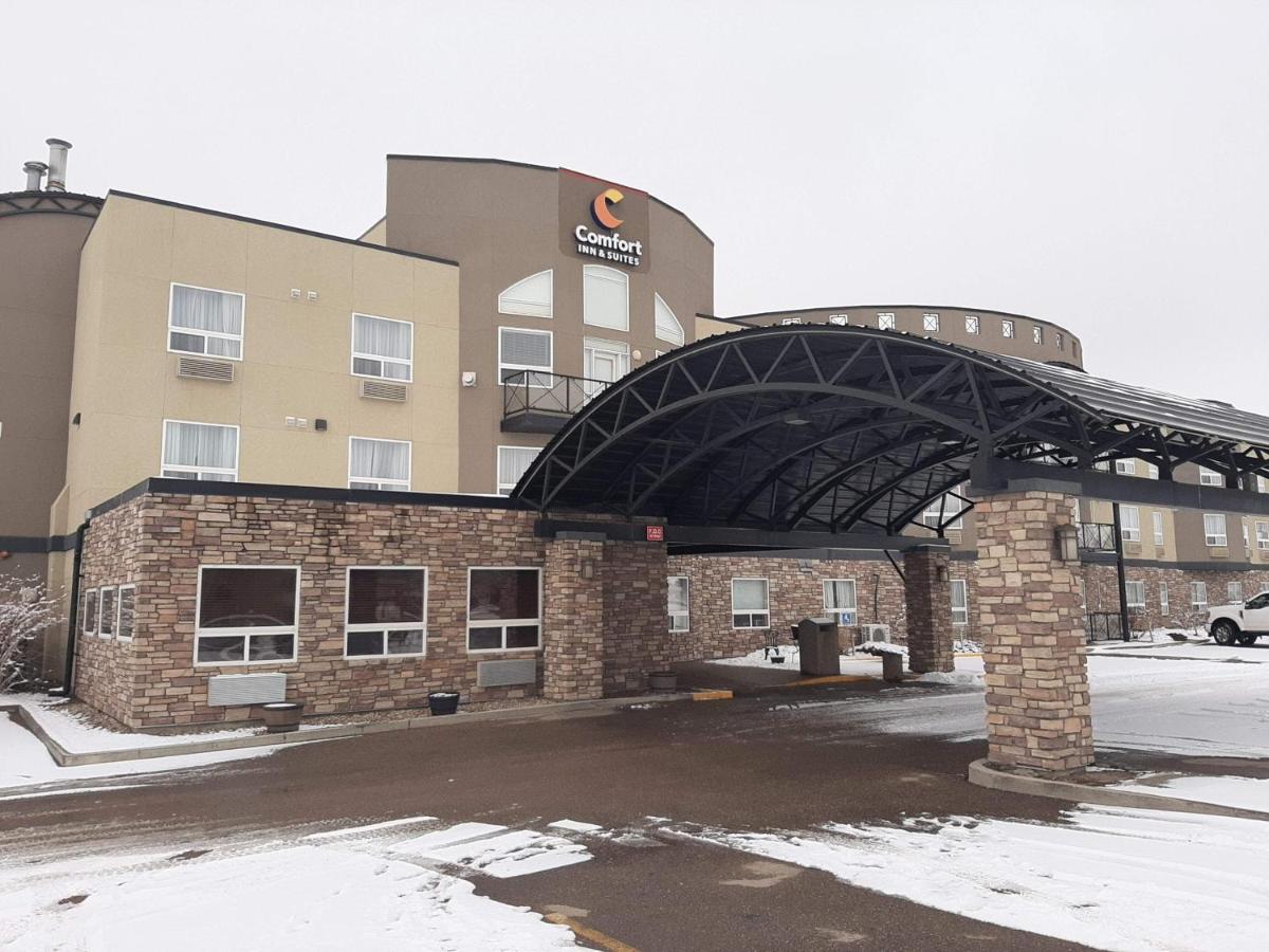 Comfort Inn & Suites Medicine Hat Exterior photo