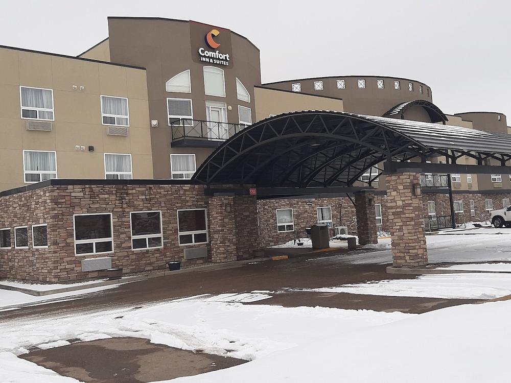 Comfort Inn & Suites Medicine Hat Exterior photo