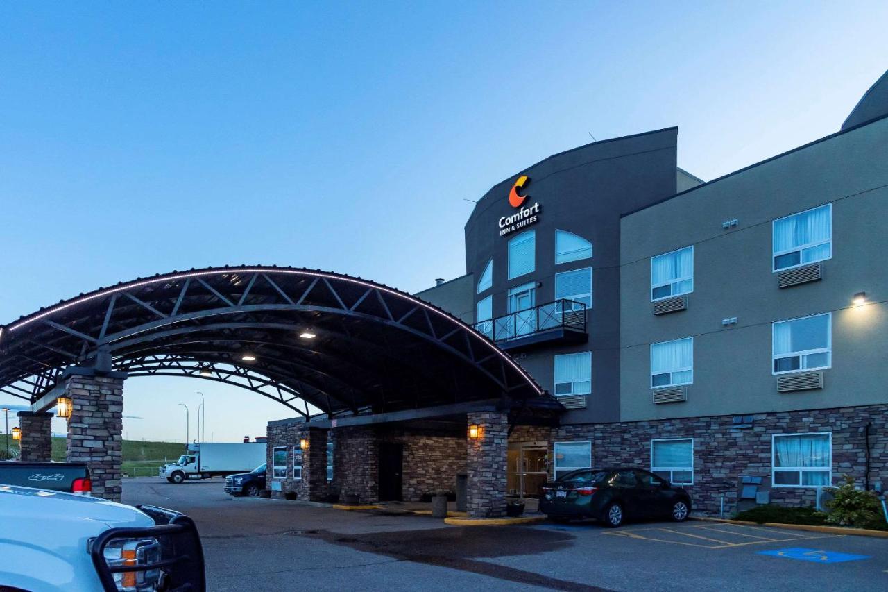 Comfort Inn & Suites Medicine Hat Exterior photo