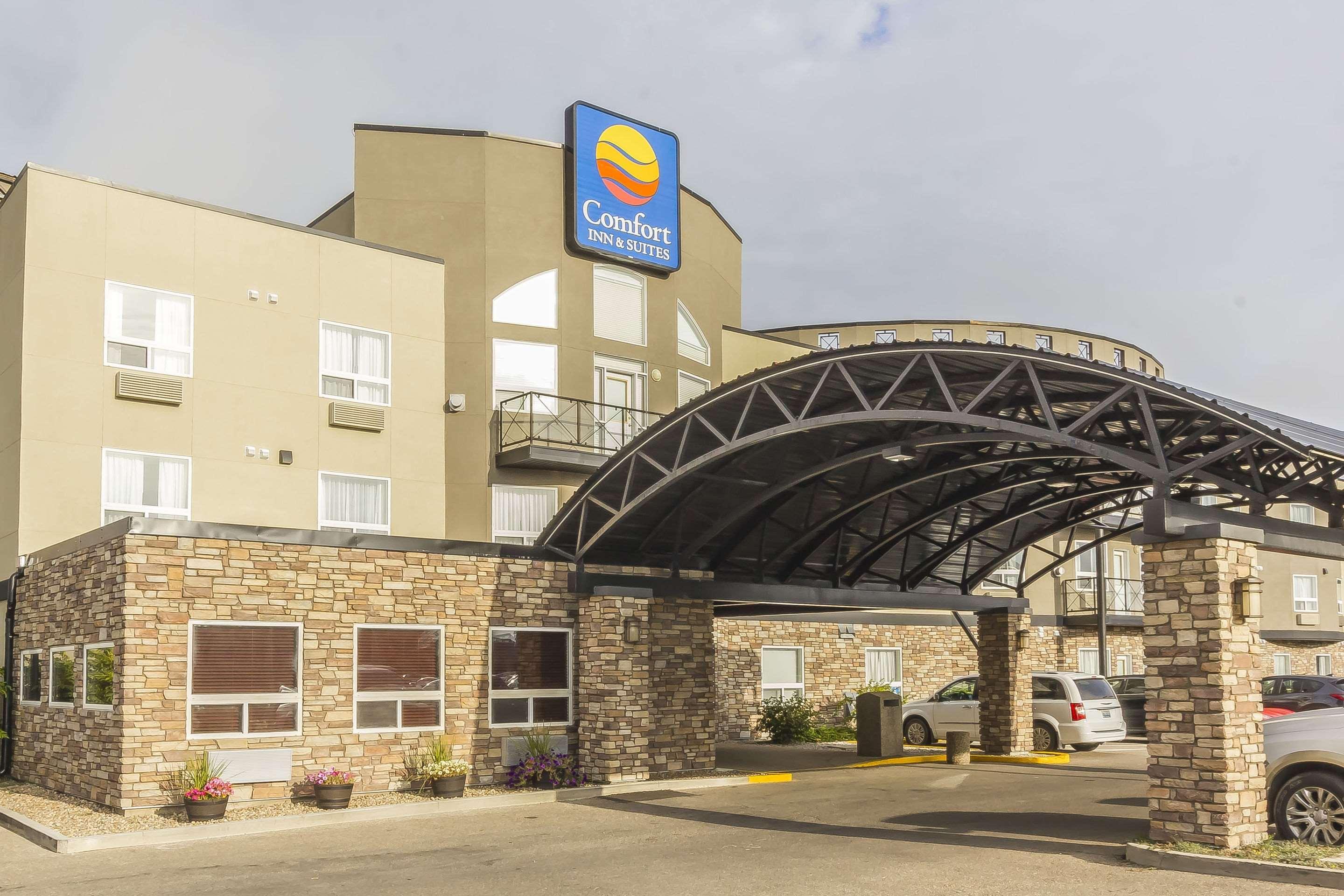 Comfort Inn & Suites Medicine Hat Exterior photo