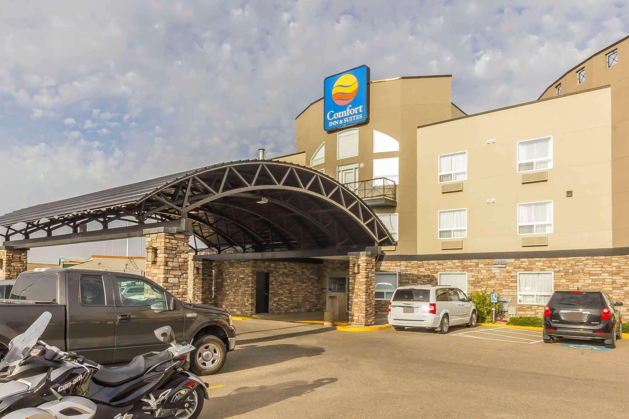 Comfort Inn & Suites Medicine Hat Exterior photo