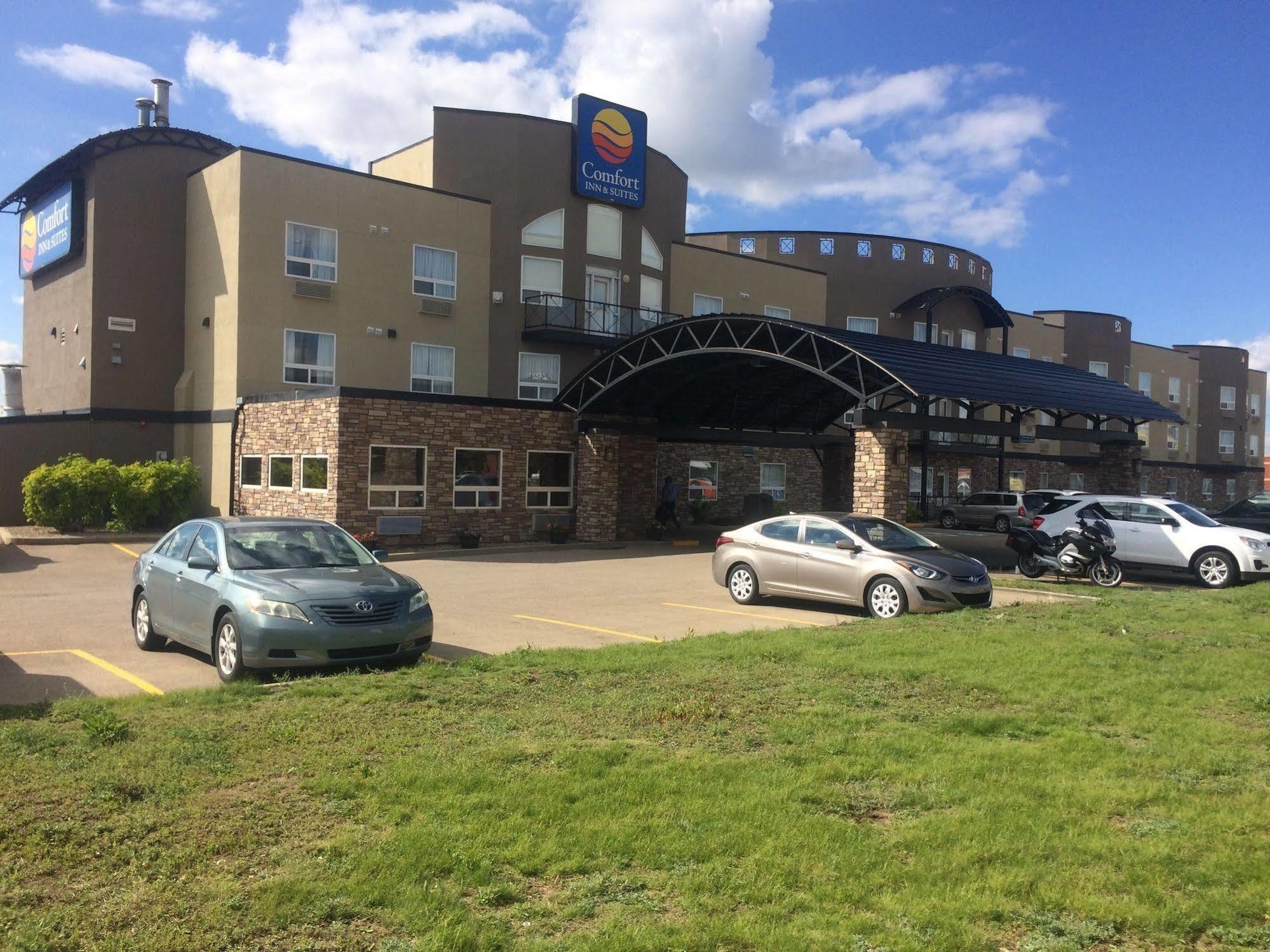 Comfort Inn & Suites Medicine Hat Exterior photo