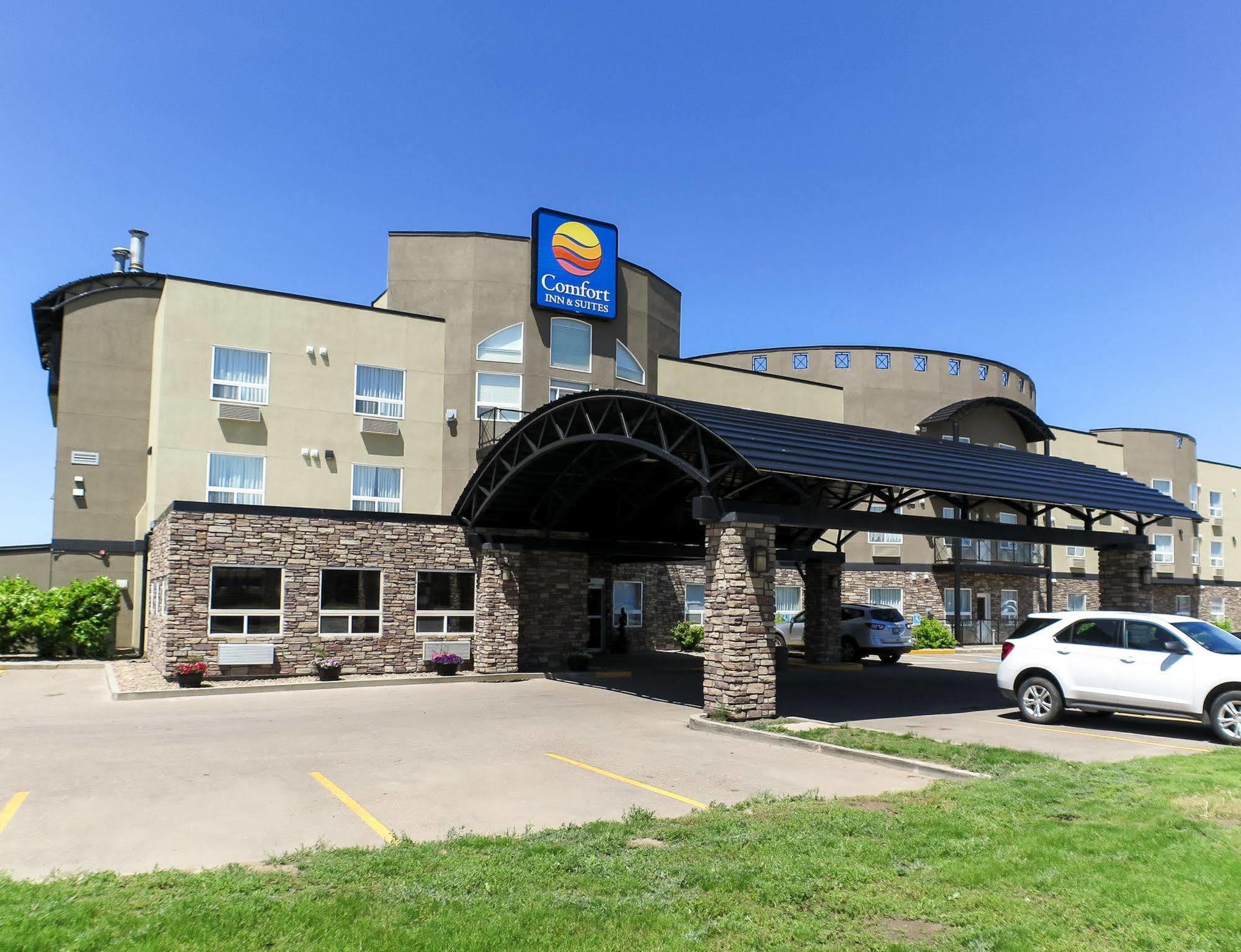 Comfort Inn & Suites Medicine Hat Exterior photo